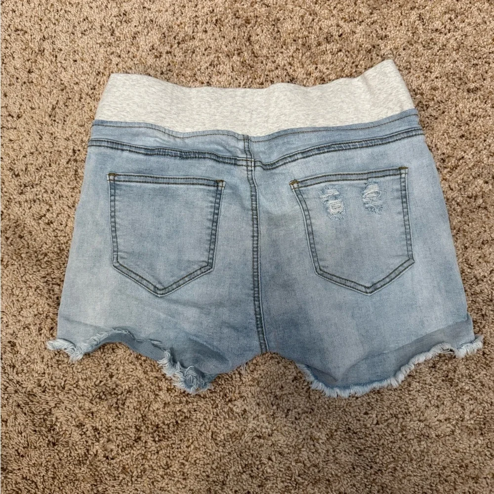 ✨2 for $35 ALL SHORTS!✨ Women's Maternity Ripped Jean Shorts size Medium - Picture 6 of 6